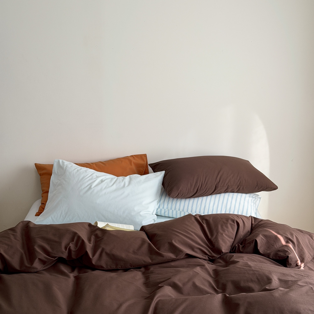 91家纺网 家纺一手货源 找家纺 蜜宿 2026新款纯色混搭全棉纯棉40s水洗棉四件套 海盐栗子（枕套蓝绿竖条+气泡绿）