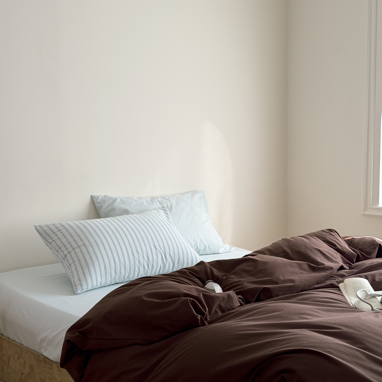 91家纺网 家纺一手货源 找家纺 蜜宿 2026新款纯色混搭全棉纯棉40s水洗棉四件套 海盐栗子（枕套蓝绿竖条+气泡绿）