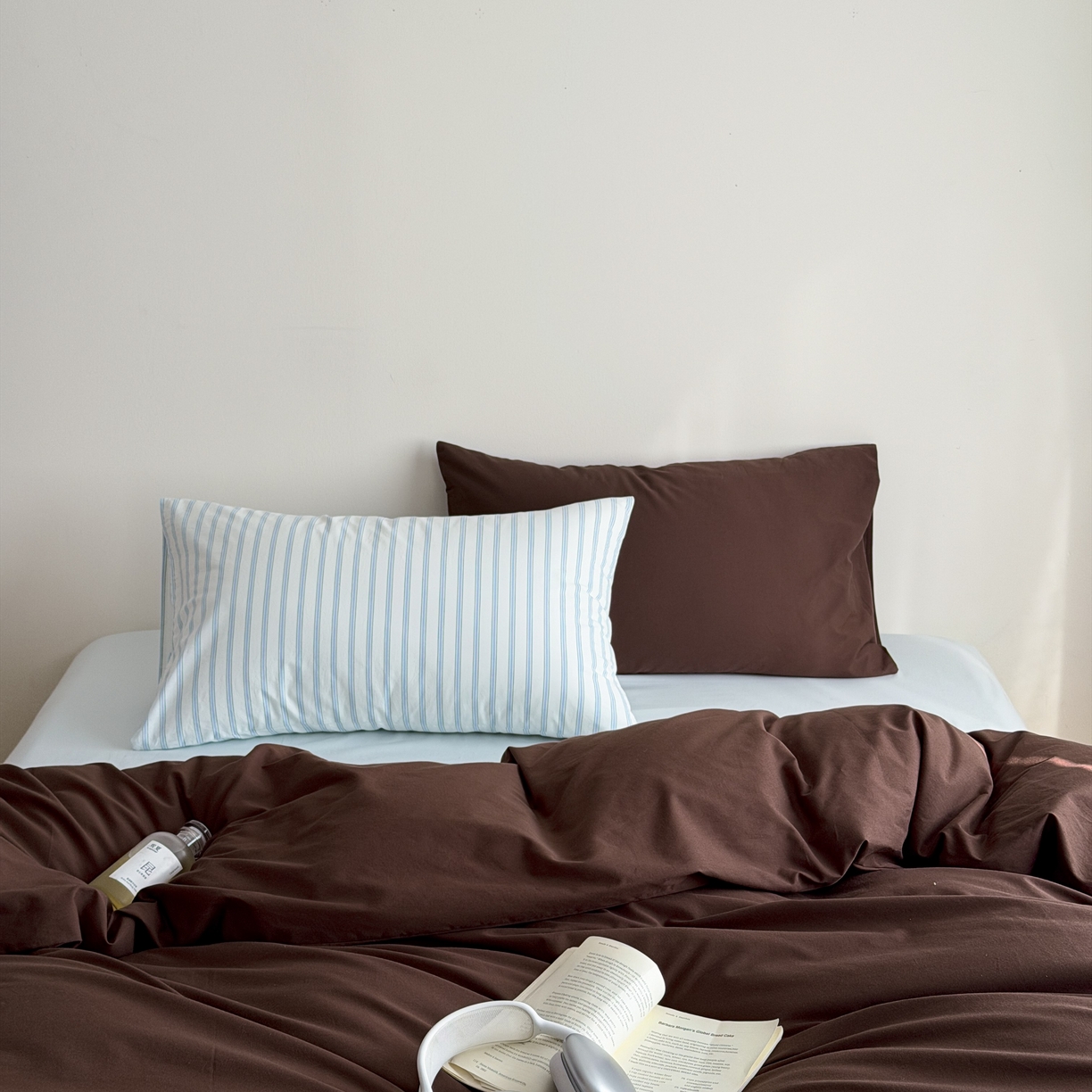 91家纺网 家纺一手货源 找家纺 蜜宿 2026新款纯色混搭全棉纯棉40s水洗棉四件套 海盐栗子（枕套蓝绿竖条+气泡绿）