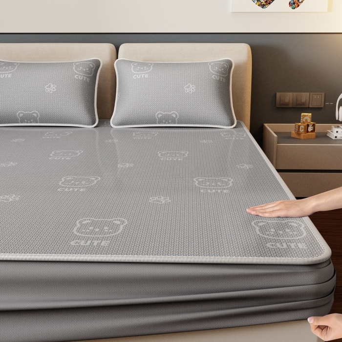 91家纺网 家纺一手货源 找家纺 福来临家纺 2026新款印花冰丝席席子凉席-床席款床笠款 开心小熊灰-床笠款