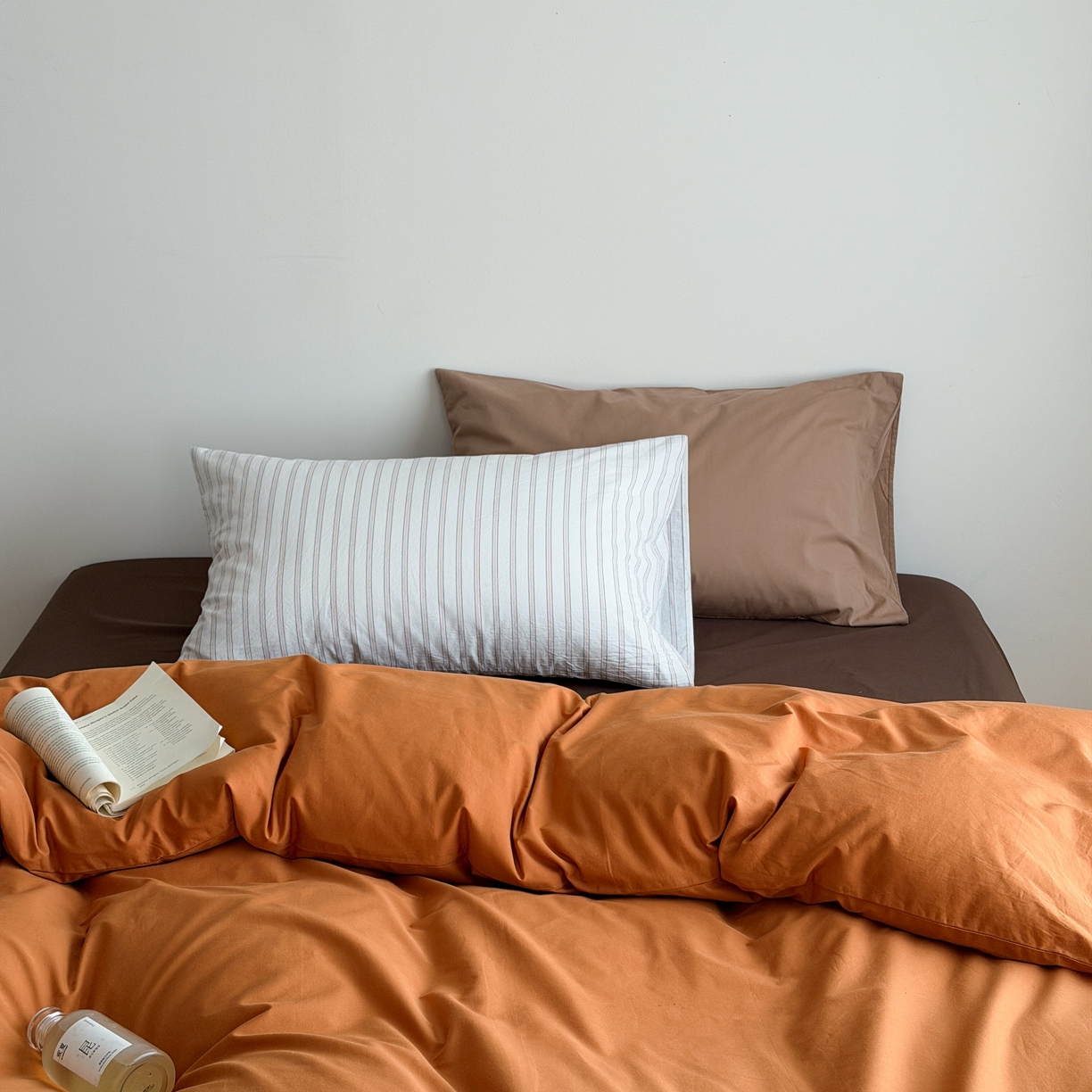 91家纺网 家纺一手货源 找家纺 蜜宿 2026新款纯色混搭全棉纯棉40s水洗棉四件套 焦糖日落（枕套混搭）