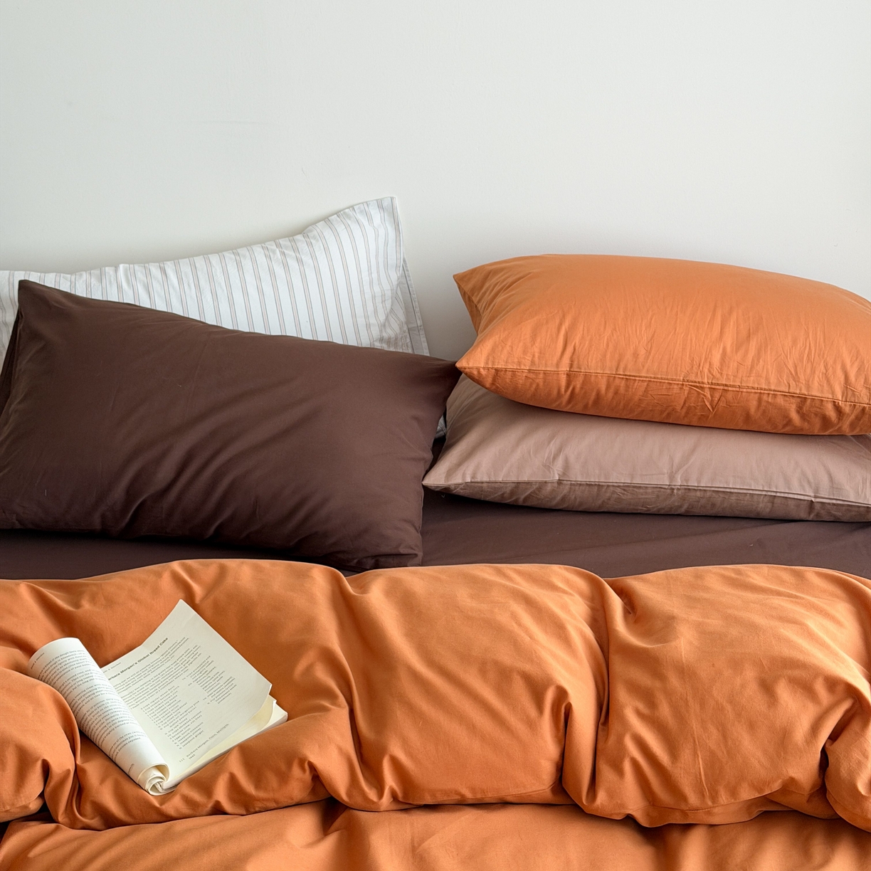 91家纺网 家纺一手货源 找家纺 蜜宿 2026新款纯色混搭全棉纯棉40s水洗棉四件套 焦糖日落（枕套混搭）