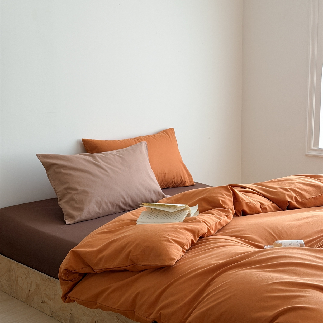 91家纺网 家纺一手货源 找家纺 蜜宿 2026新款纯色混搭全棉纯棉40s水洗棉四件套 焦糖日落（枕套粉黑竖条+可可棕）