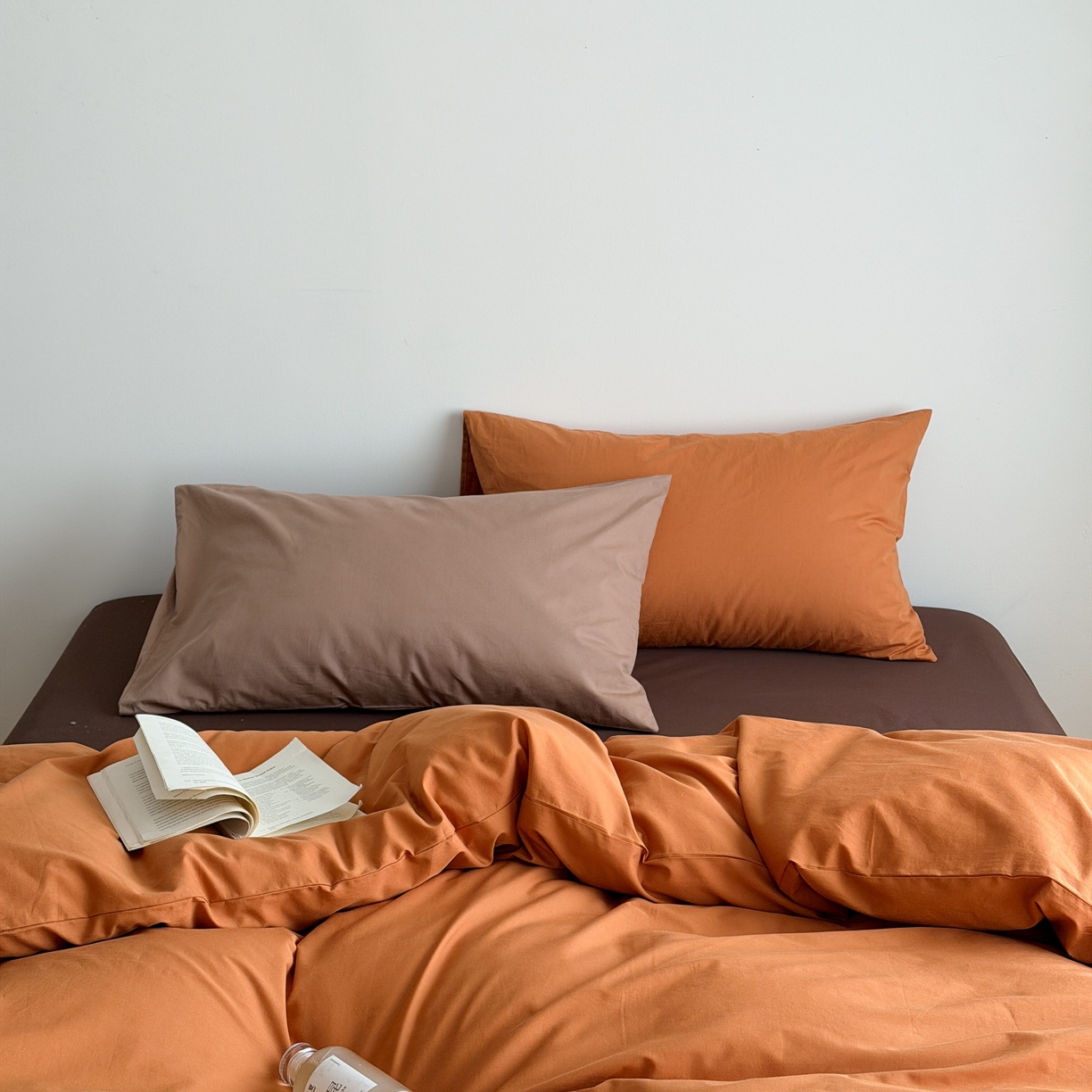 91家纺网 家纺一手货源 找家纺 蜜宿 2026新款纯色混搭全棉纯棉40s水洗棉四件套 焦糖日落（枕套粉黑竖条+可可棕）