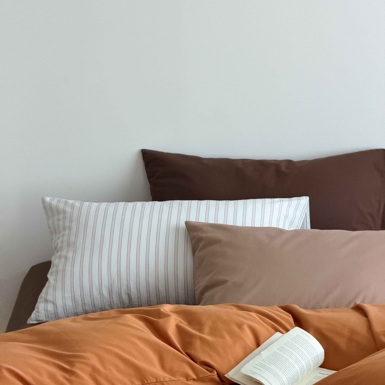 91家纺网 家纺一手货源 找家纺 蜜宿 2026新款纯色混搭全棉纯棉40s水洗棉四件套 焦糖日落（枕套粉黑竖条+可可棕）