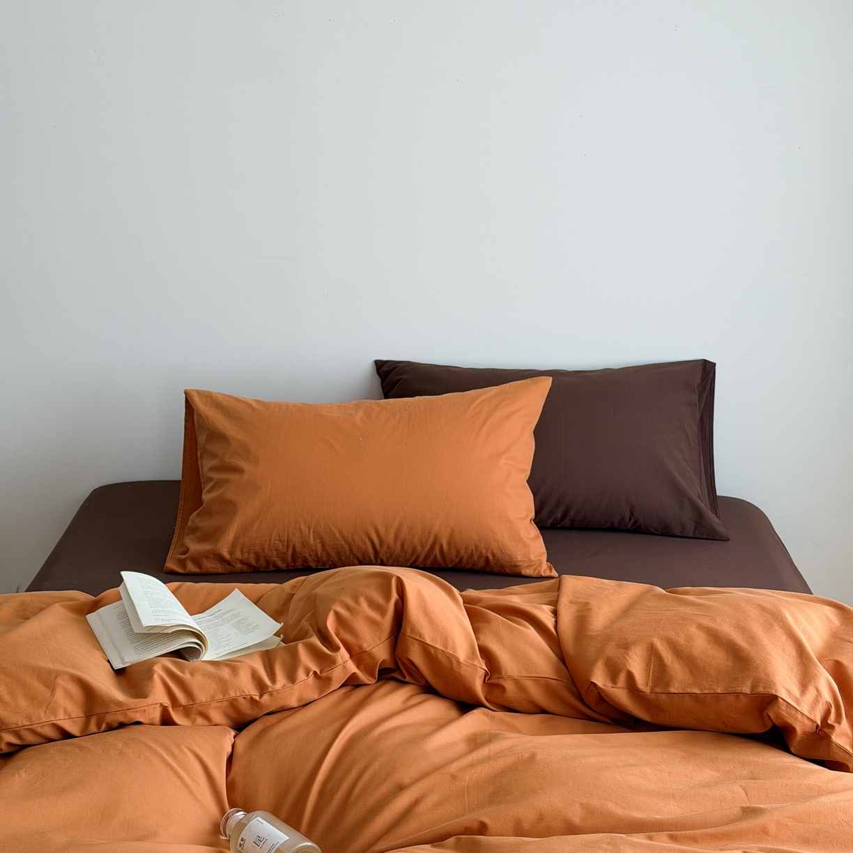 91家纺网 家纺一手货源 找家纺 蜜宿 2026新款纯色混搭全棉纯棉40s水洗棉四件套 焦糖日落（枕套粉黑竖条+可可棕）