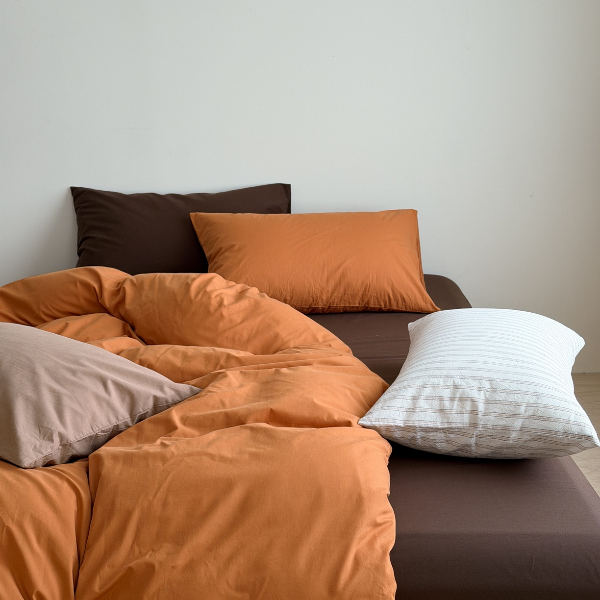 91家纺网 家纺一手货源 找家纺 蜜宿 2026新款纯色混搭全棉纯棉40s水洗棉四件套 焦糖日落（枕套粉黑竖条+摩卡）