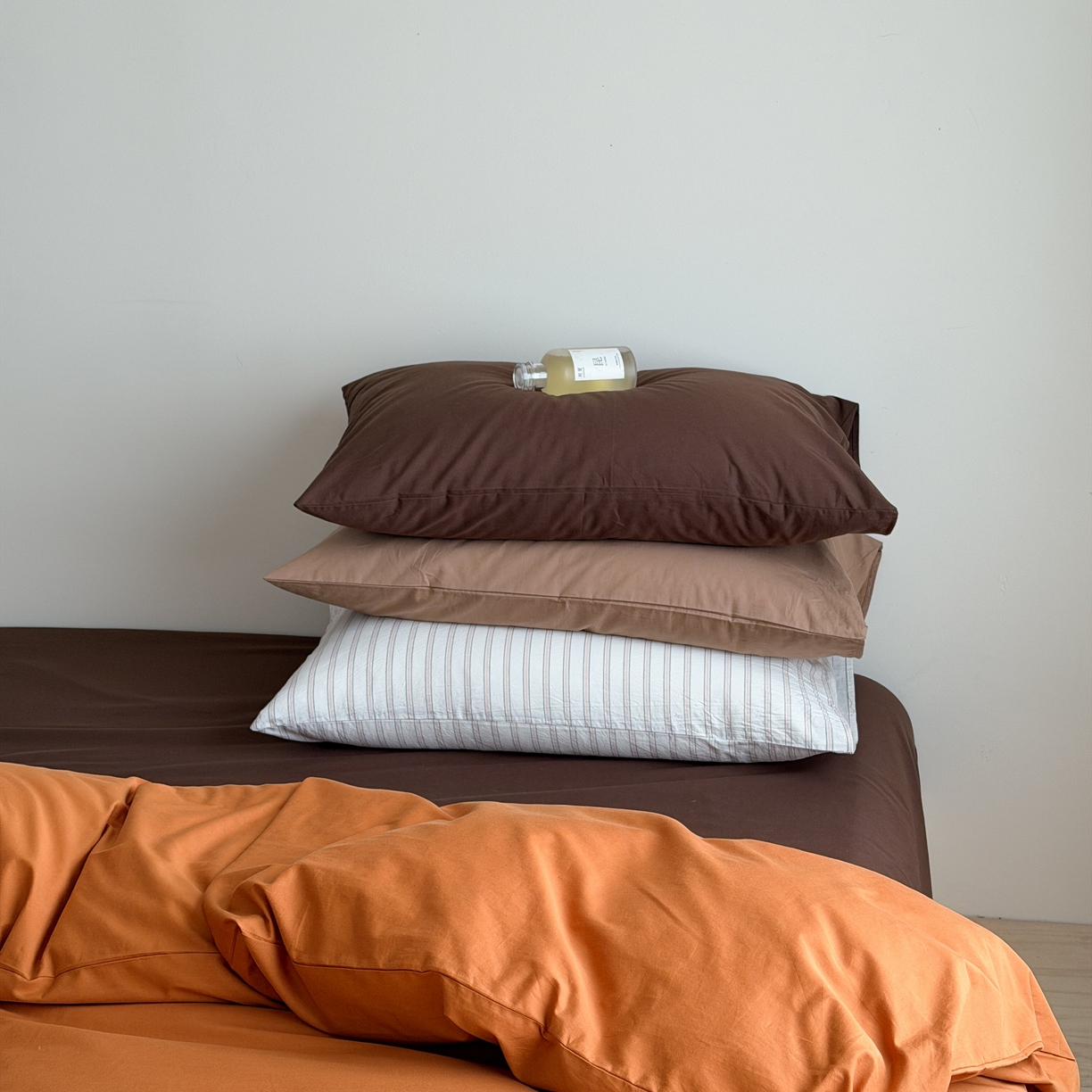 91家纺网 家纺一手货源 找家纺 蜜宿 2026新款纯色混搭全棉纯棉40s水洗棉四件套 焦糖日落（枕套粉黑竖条+摩卡）