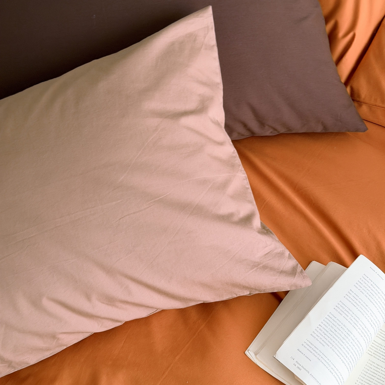 91家纺网 家纺一手货源 找家纺 蜜宿 2026新款纯色混搭全棉纯棉40s水洗棉四件套 焦糖日落（枕套粉黑竖条+摩卡）