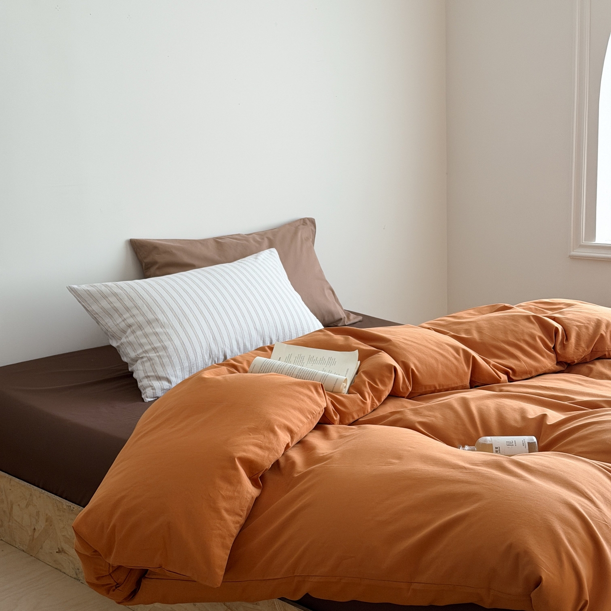 91家纺网 家纺一手货源 找家纺 蜜宿 2026新款纯色混搭全棉纯棉40s水洗棉四件套 焦糖日落（枕套粉黑竖条+摩卡）