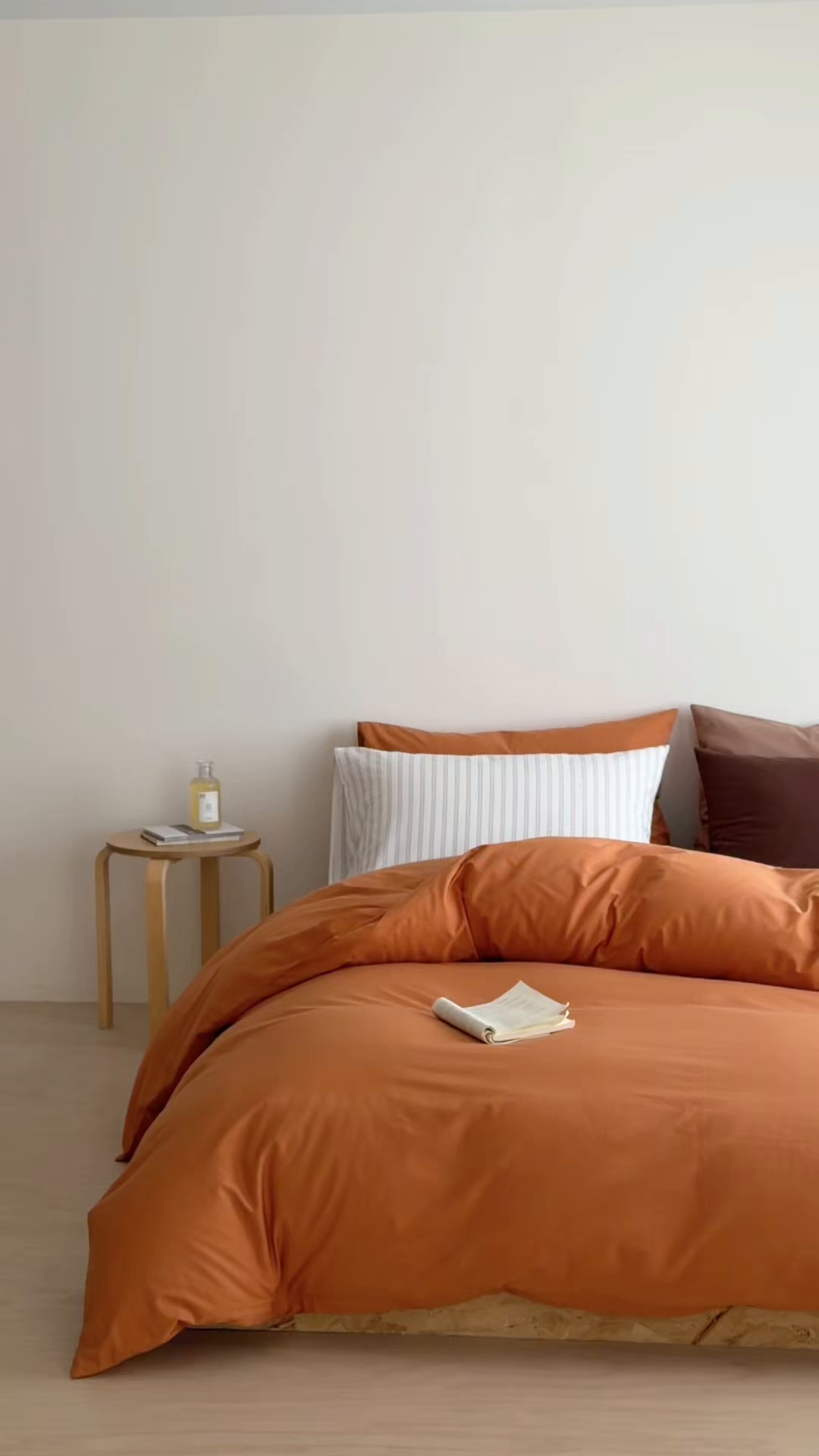 91家纺网 家纺一手货源 找家纺 蜜宿 2026新款纯色混搭全棉纯棉40s水洗棉四件套 焦糖日落（枕套粉黑竖条+摩卡）