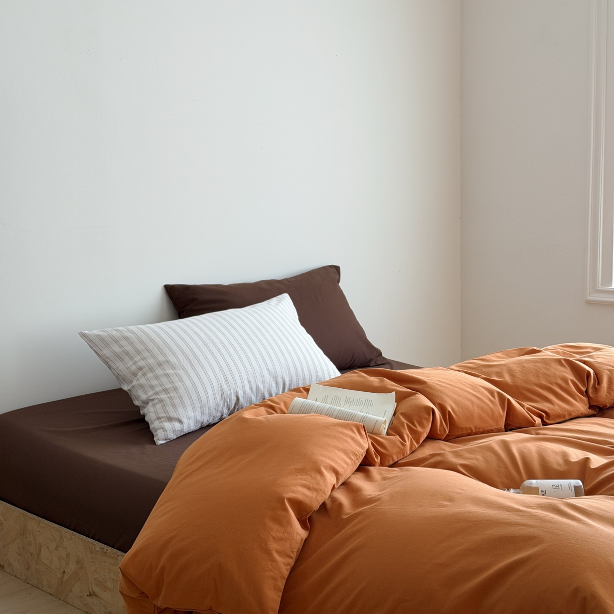 91家纺网 家纺一手货源 找家纺 蜜宿 2026新款纯色混搭全棉纯棉40s水洗棉四件套 焦糖日落（枕套粉黑竖条+南瓜泥）