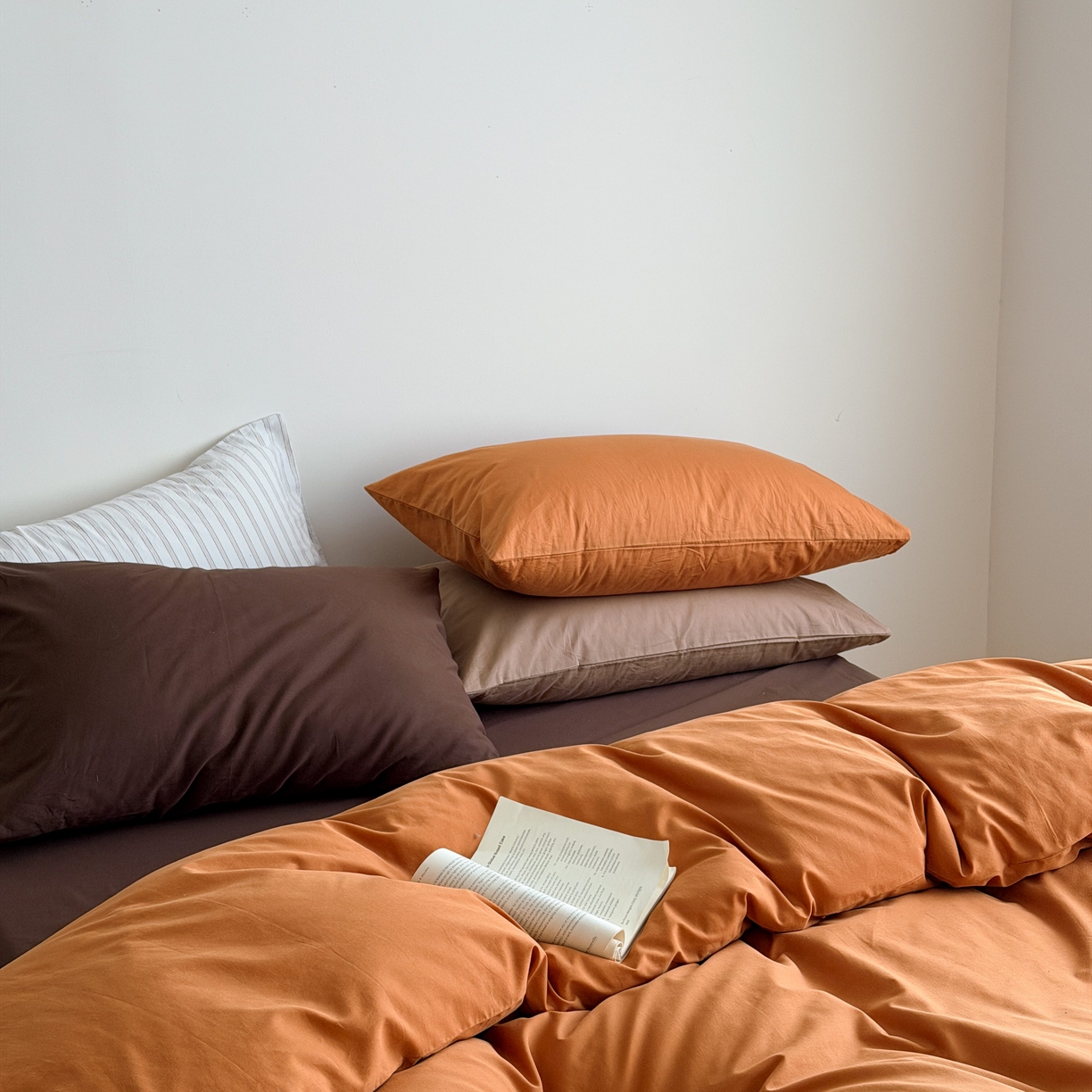 91家纺网 家纺一手货源 找家纺 蜜宿 2026新款纯色混搭全棉纯棉40s水洗棉四件套 焦糖日落（枕套粉黑竖条+南瓜泥）