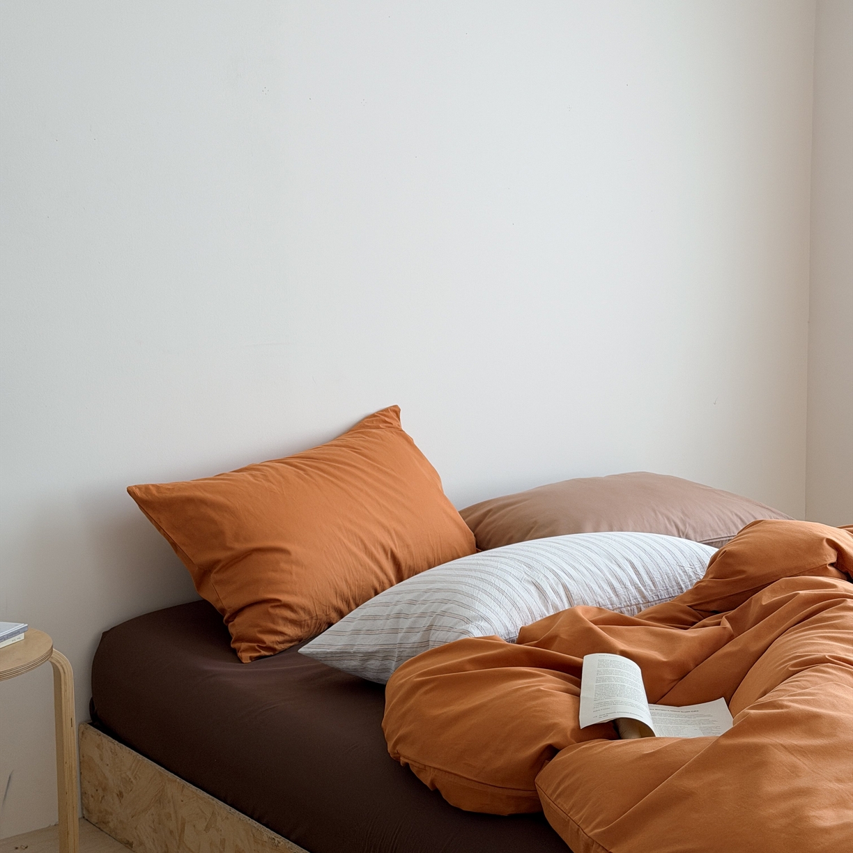 91家纺网 家纺一手货源 找家纺 蜜宿 2026新款纯色混搭全棉纯棉40s水洗棉四件套 焦糖日落（枕套粉黑竖条+南瓜泥）