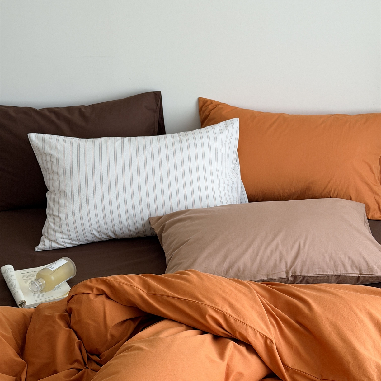 91家纺网 家纺一手货源 找家纺 蜜宿 2026新款纯色混搭全棉纯棉40s水洗棉四件套 焦糖日落（枕套摩卡+南瓜泥）
