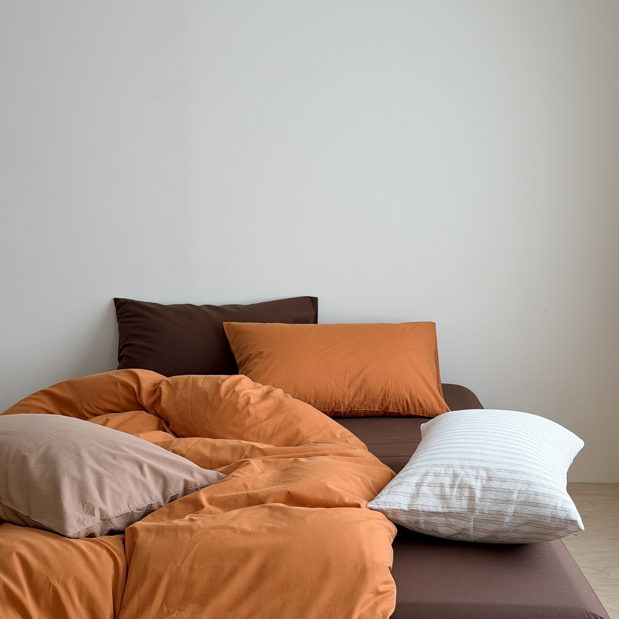 91家纺网 家纺一手货源 找家纺 蜜宿 2026新款纯色混搭全棉纯棉40s水洗棉四件套 焦糖日落（枕套摩卡+南瓜泥）