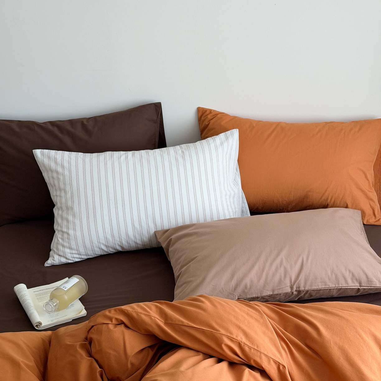 91家纺网 家纺一手货源 找家纺 蜜宿 2026新款纯色混搭全棉纯棉40s水洗棉四件套 焦糖日落（枕套摩卡+南瓜泥）