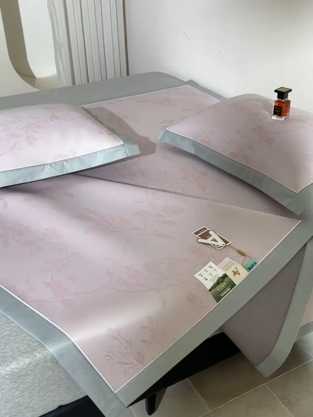 91家纺网 家纺一手货源 找家纺 小牛席业 2026新款【实拍风格】牡丹画蔓大提花冰丝席凉席竹席藤席冰藤席乳胶席豆豆席 粉色