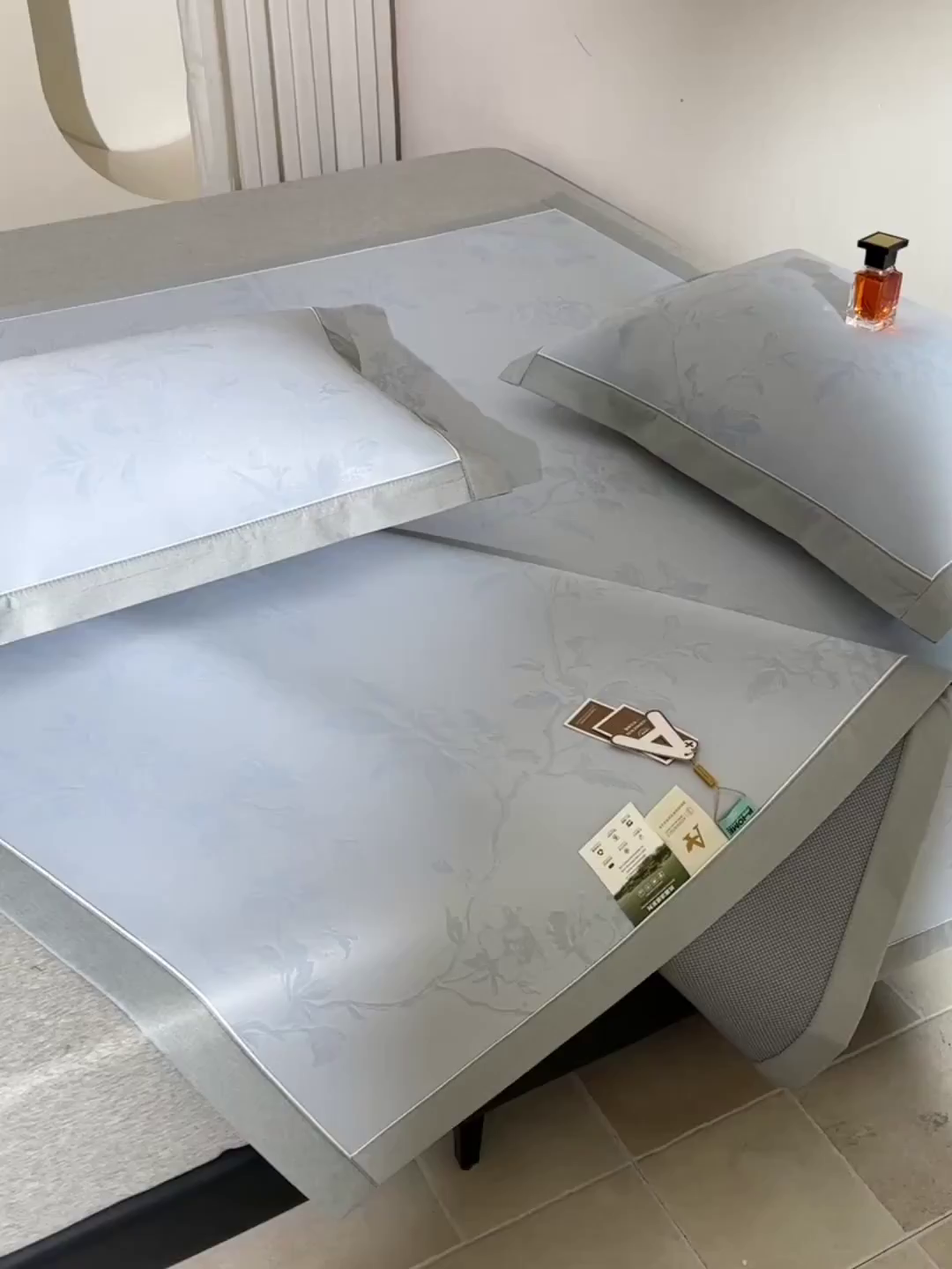 91家纺网 家纺一手货源 找家纺 小牛席业 2026新款【实拍风格】牡丹画蔓大提花冰丝席凉席竹席藤席冰藤席乳胶席豆豆席 蓝色