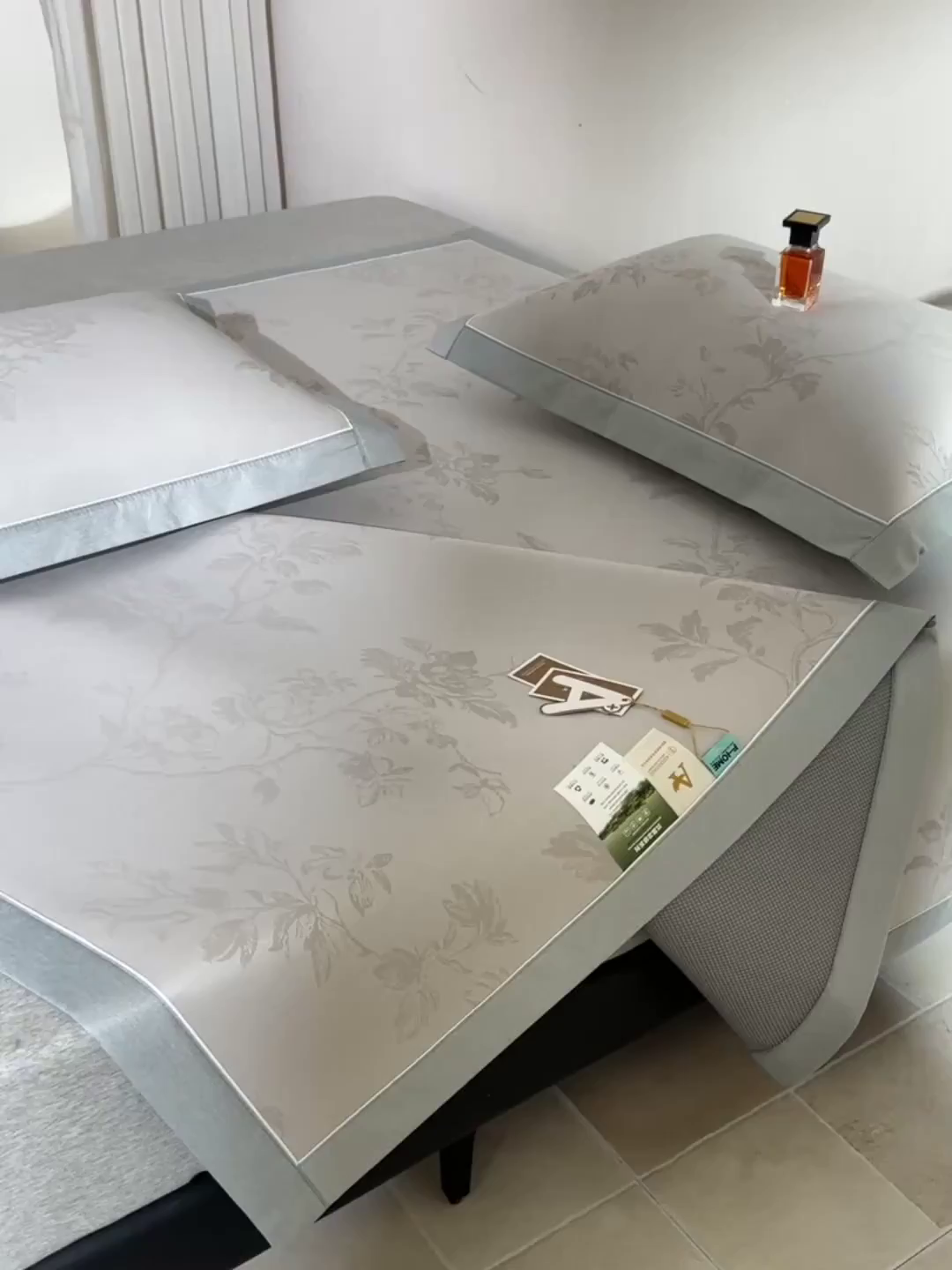 91家纺网 家纺一手货源 找家纺 小牛席业 2026新款【实拍风格】牡丹画蔓大提花冰丝席凉席竹席藤席冰藤席乳胶席豆豆席 香槟