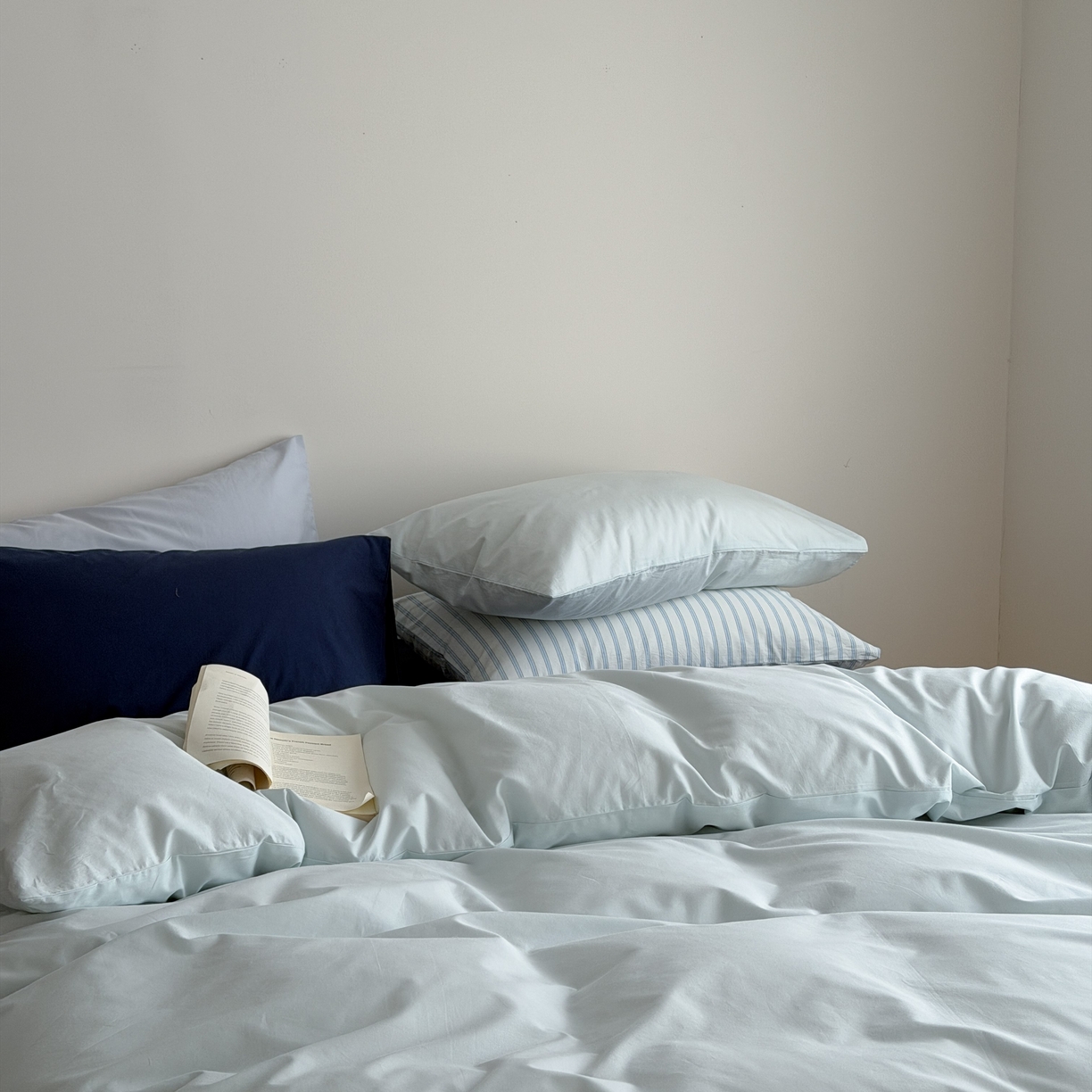 91家纺网 家纺一手货源 找家纺 蜜宿 2026新款纯色混搭全棉纯棉40s水洗棉四件套 气泡森林（枕套蓝绿竖条+气泡绿）