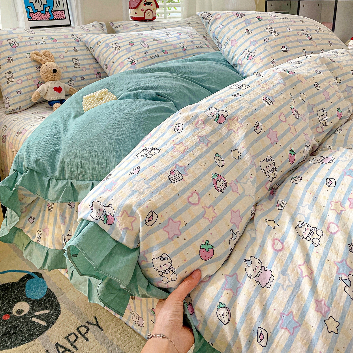 91家纺网 家纺一手货源 找家纺 纽缦家纺 2026新款云感提花双层纱韩版床单三件套四件套 切块草莓猫