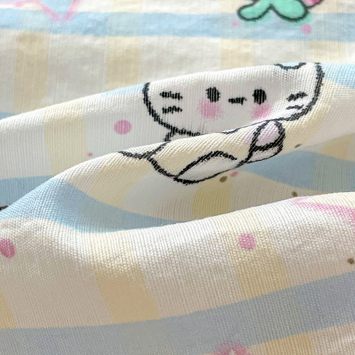 91家纺网 家纺一手货源 找家纺 纽缦家纺 2026新款云感提花双层纱韩版床单三件套四件套 切块草莓猫