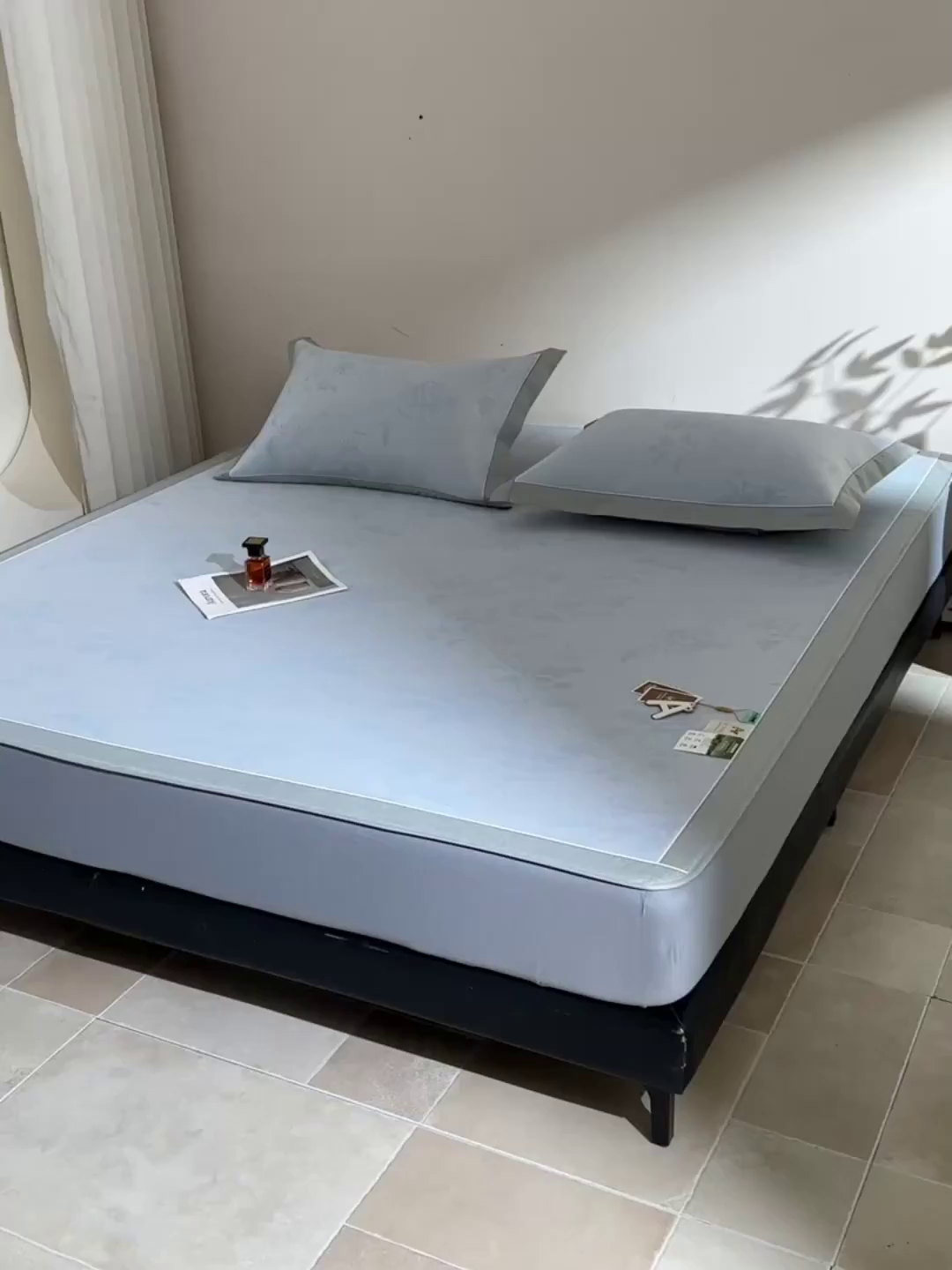 91家纺网 家纺一手货源 找家纺 小牛席业 2026新款【实拍风格】牡丹画蔓大提花冰丝席（床笠款）凉席竹席藤席冰藤席乳胶席豆豆席 蓝色