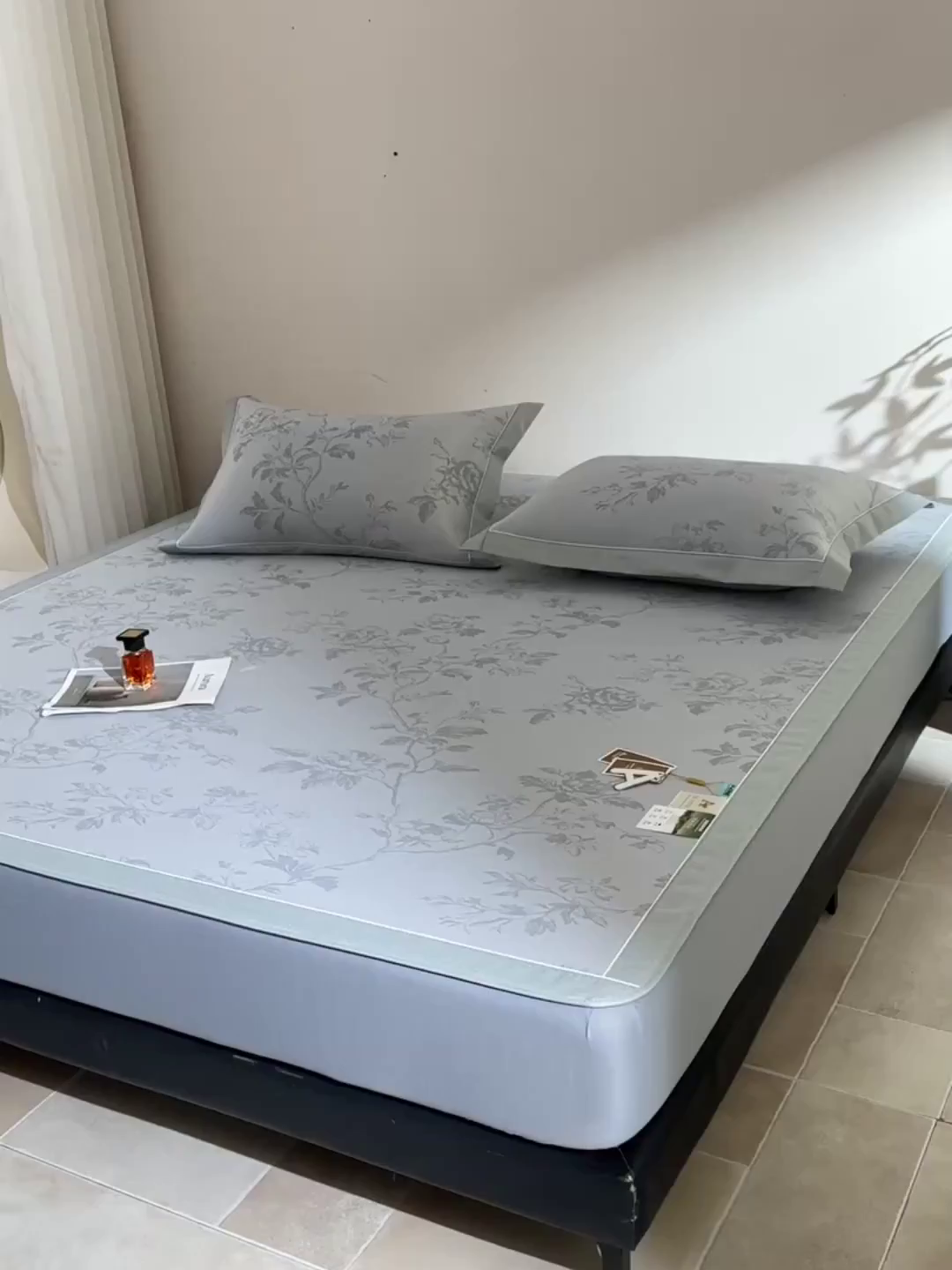 91家纺网 家纺一手货源 找家纺 小牛席业 2026新款【实拍风格】牡丹画蔓大提花冰丝席（床笠款）凉席竹席藤席冰藤席乳胶席豆豆席 灰色