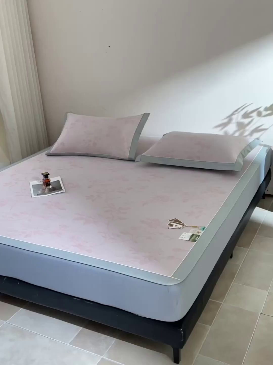 91家纺网 家纺一手货源 找家纺 小牛席业 2026新款【实拍风格】牡丹画蔓大提花冰丝席（床笠款）凉席竹席藤席冰藤席乳胶席豆豆席 粉色