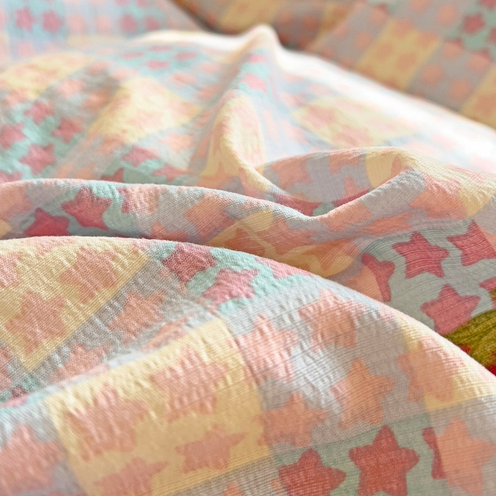 91家纺网 家纺一手货源 找家纺 纽缦家纺 2026新款云感提花双层纱韩版床单三件套四件套 有草莓的地方