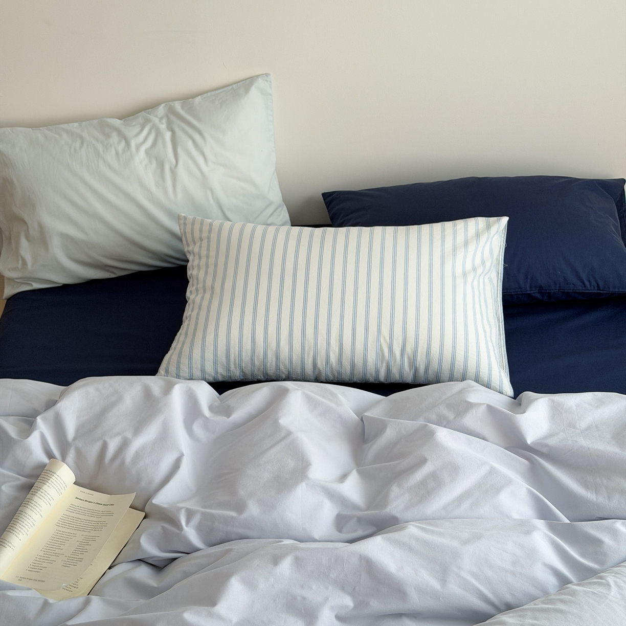 91家纺网 家纺一手货源 找家纺 蜜宿 2026新款纯色混搭全棉纯棉40s水洗棉四件套 深海微光（枕套蓝绿竖条+海蓝）