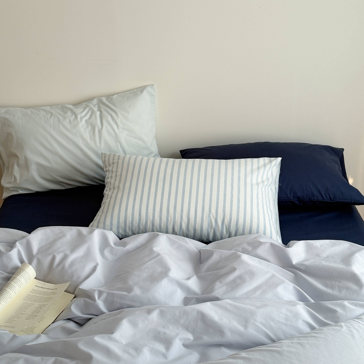 91家纺网 家纺一手货源 找家纺 蜜宿 2026新款纯色混搭全棉纯棉40s水洗棉四件套 深海微光（枕套蓝绿竖条+海蓝）