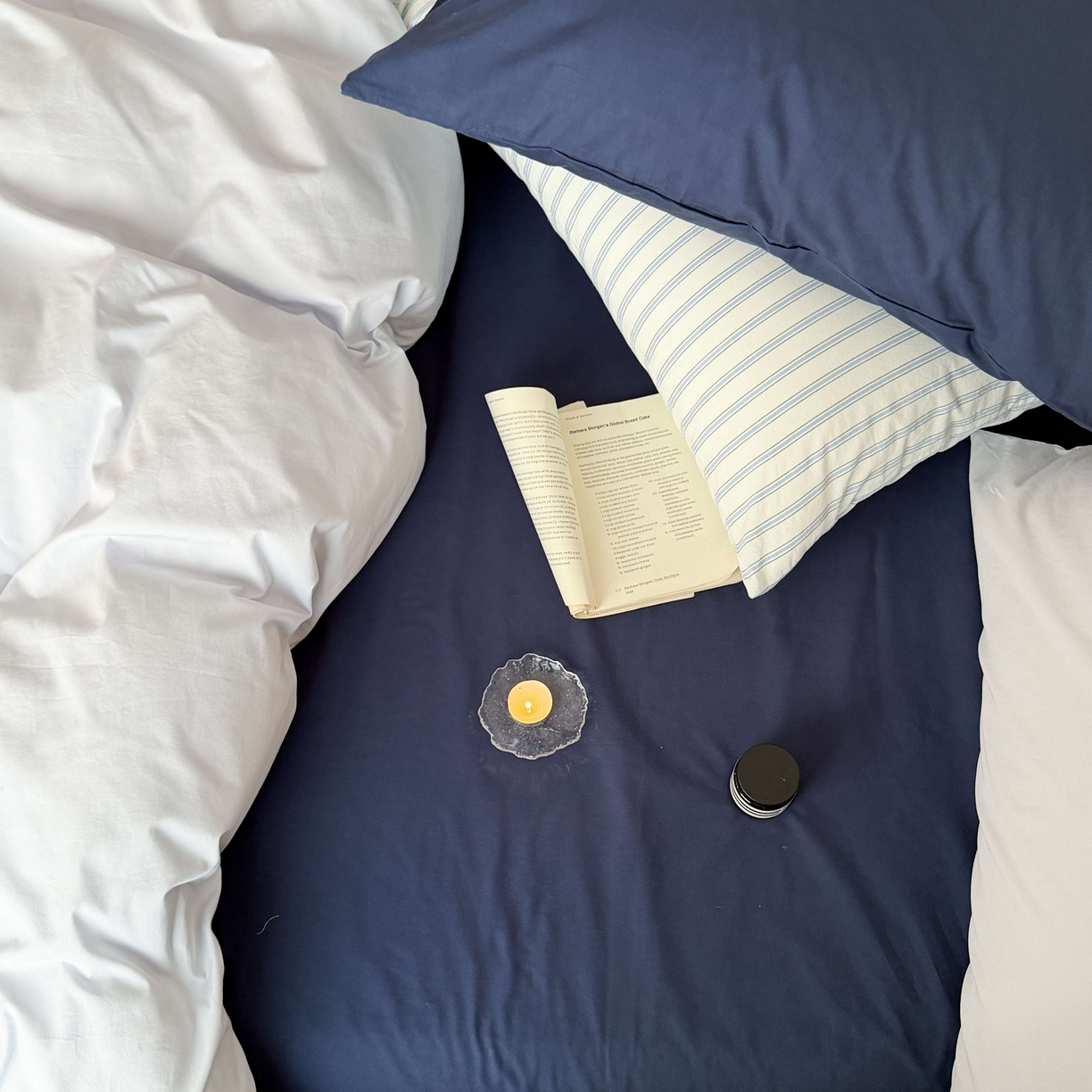 91家纺网 家纺一手货源 找家纺 蜜宿 2026新款纯色混搭全棉纯棉40s水洗棉四件套 深海微光（枕套蓝绿竖条+海蓝）