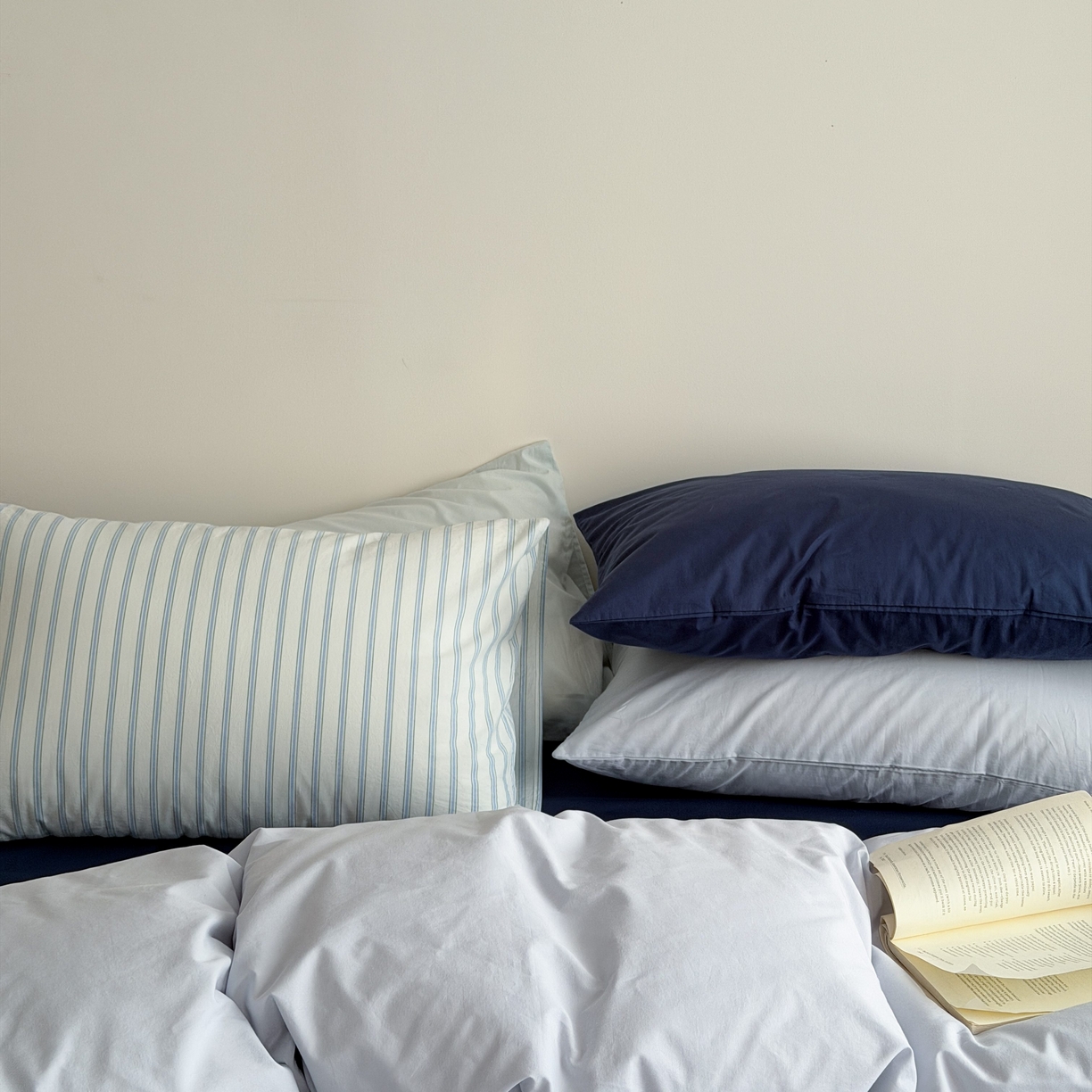 91家纺网 家纺一手货源 找家纺 蜜宿 2026新款纯色混搭全棉纯棉40s水洗棉四件套 深海微光（枕套蓝绿竖条+海蓝）