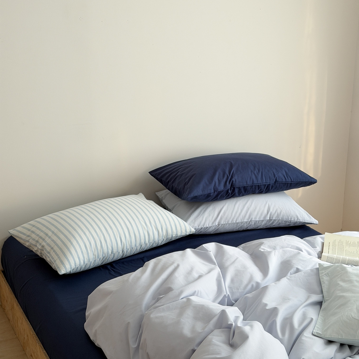 91家纺网 家纺一手货源 找家纺 蜜宿 2026新款纯色混搭全棉纯棉40s水洗棉四件套 深海微光（枕套蓝绿竖条+海蓝）