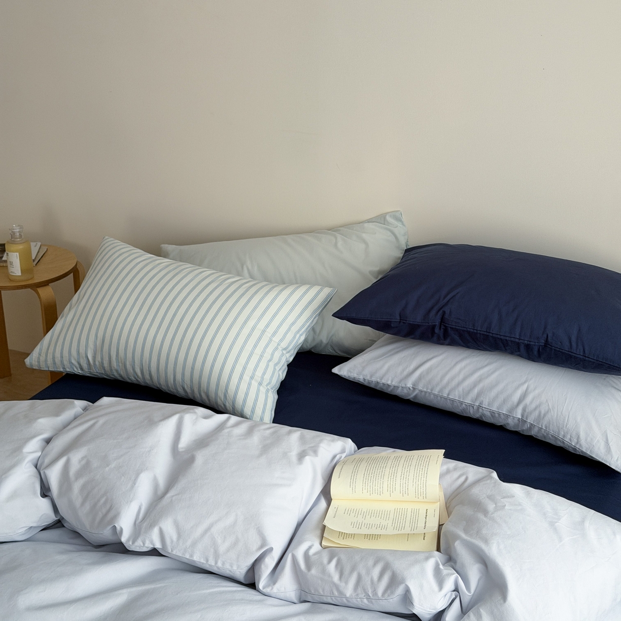 91家纺网 家纺一手货源 找家纺 蜜宿 2026新款纯色混搭全棉纯棉40s水洗棉四件套 深海微光（枕套蓝绿竖条+海蓝）