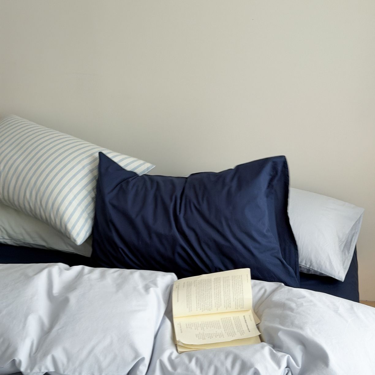 91家纺网 家纺一手货源 找家纺 蜜宿 2026新款纯色混搭全棉纯棉40s水洗棉四件套 深海微光（枕套蓝绿竖条+气泡绿）