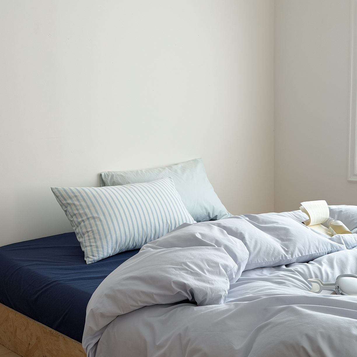 91家纺网 家纺一手货源 找家纺 蜜宿 2026新款纯色混搭全棉纯棉40s水洗棉四件套 深海微光（枕套蓝绿竖条+气泡绿）