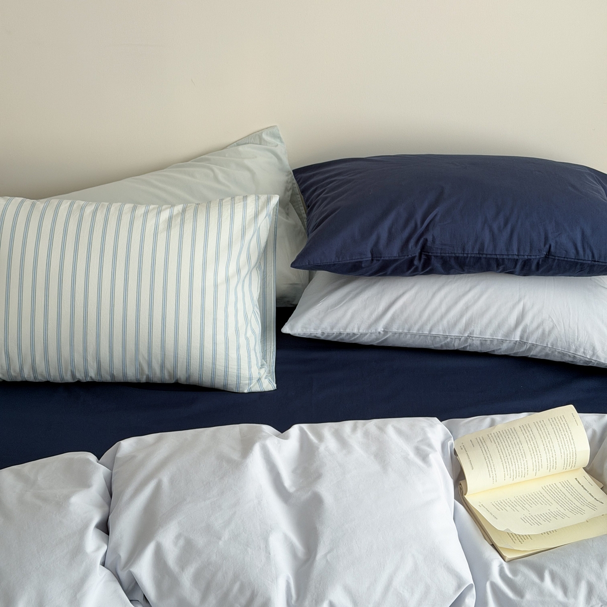 91家纺网 家纺一手货源 找家纺 蜜宿 2026新款纯色混搭全棉纯棉40s水洗棉四件套 深海微光（枕套蓝绿竖条+微蓝）