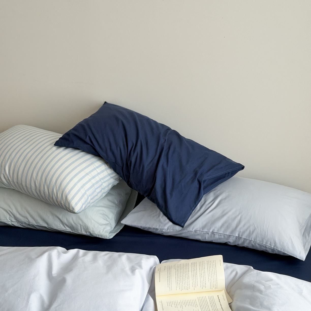 91家纺网 家纺一手货源 找家纺 蜜宿 2026新款纯色混搭全棉纯棉40s水洗棉四件套 深海微光（枕套蓝绿竖条+微蓝）