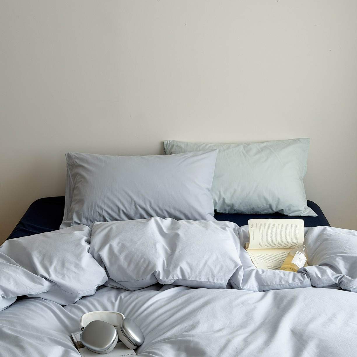 91家纺网 家纺一手货源 找家纺 蜜宿 2026新款纯色混搭全棉纯棉40s水洗棉四件套 深海微光（枕套蓝绿竖条+微蓝）