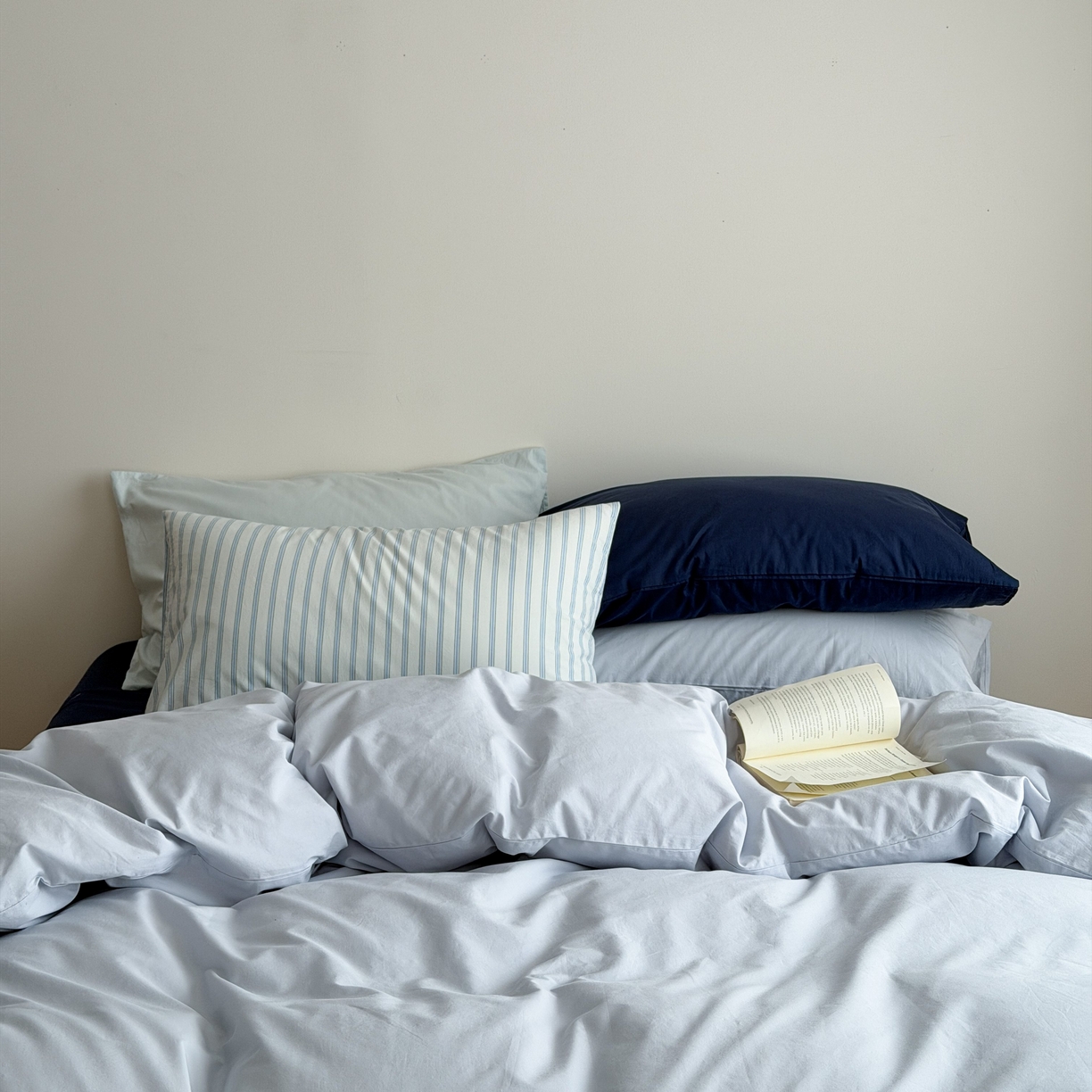 91家纺网 家纺一手货源 找家纺 蜜宿 2026新款纯色混搭全棉纯棉40s水洗棉四件套 深海微光（枕套微蓝+气泡绿）