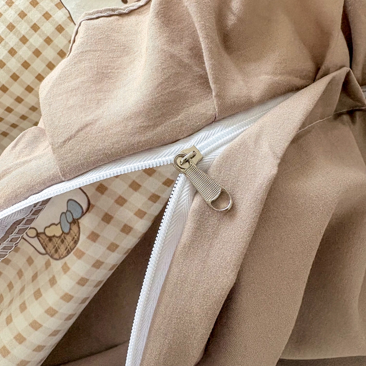 91家纺网 家纺一手货源 找家纺 铠畅 2026春夏新款锦朵系列 韩版水洗棉小清新古棉床单床笠四件套 锦朵 咖格喵语