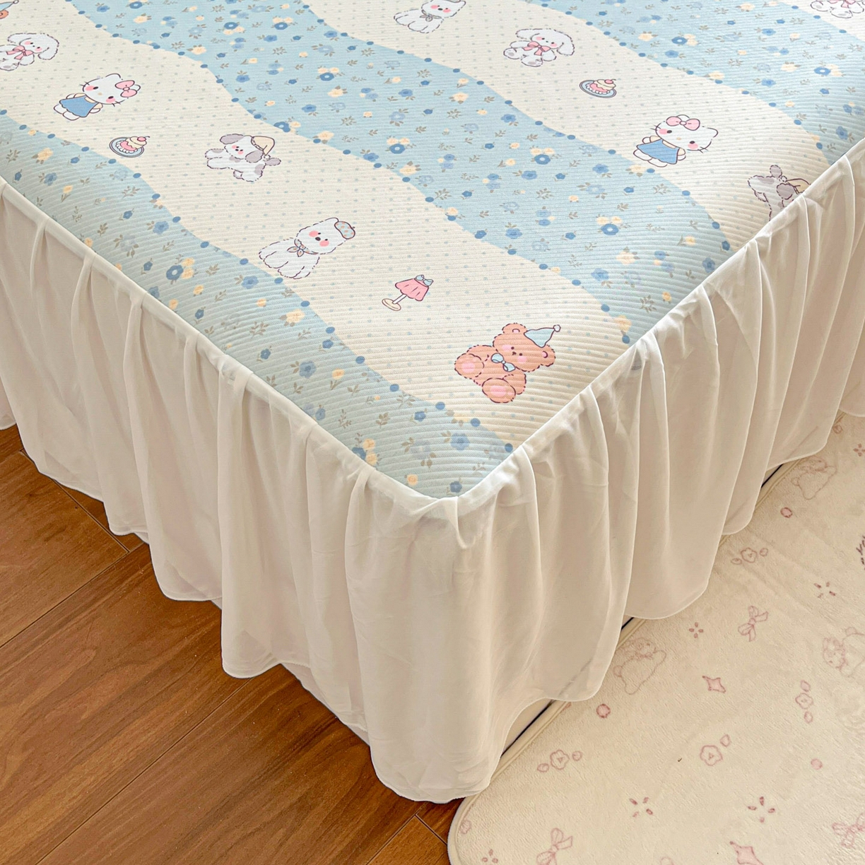 91家纺网 家纺一手货源 找家纺 川悦生活 2026新款雪纺冰丝床裙凉席三件套 床裙花田乐园