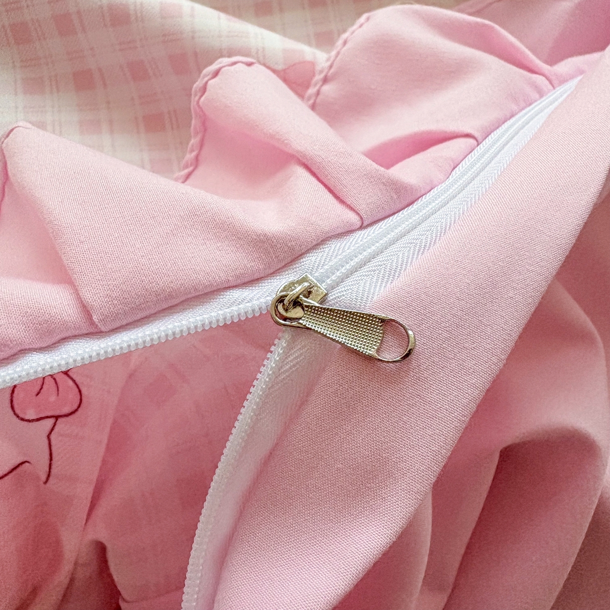 91家纺网 家纺一手货源 找家纺 铠畅 2026春夏新款锦朵系列 韩版水洗棉小清新古棉床单床笠四件套 锦朵 甜梦喵 粉