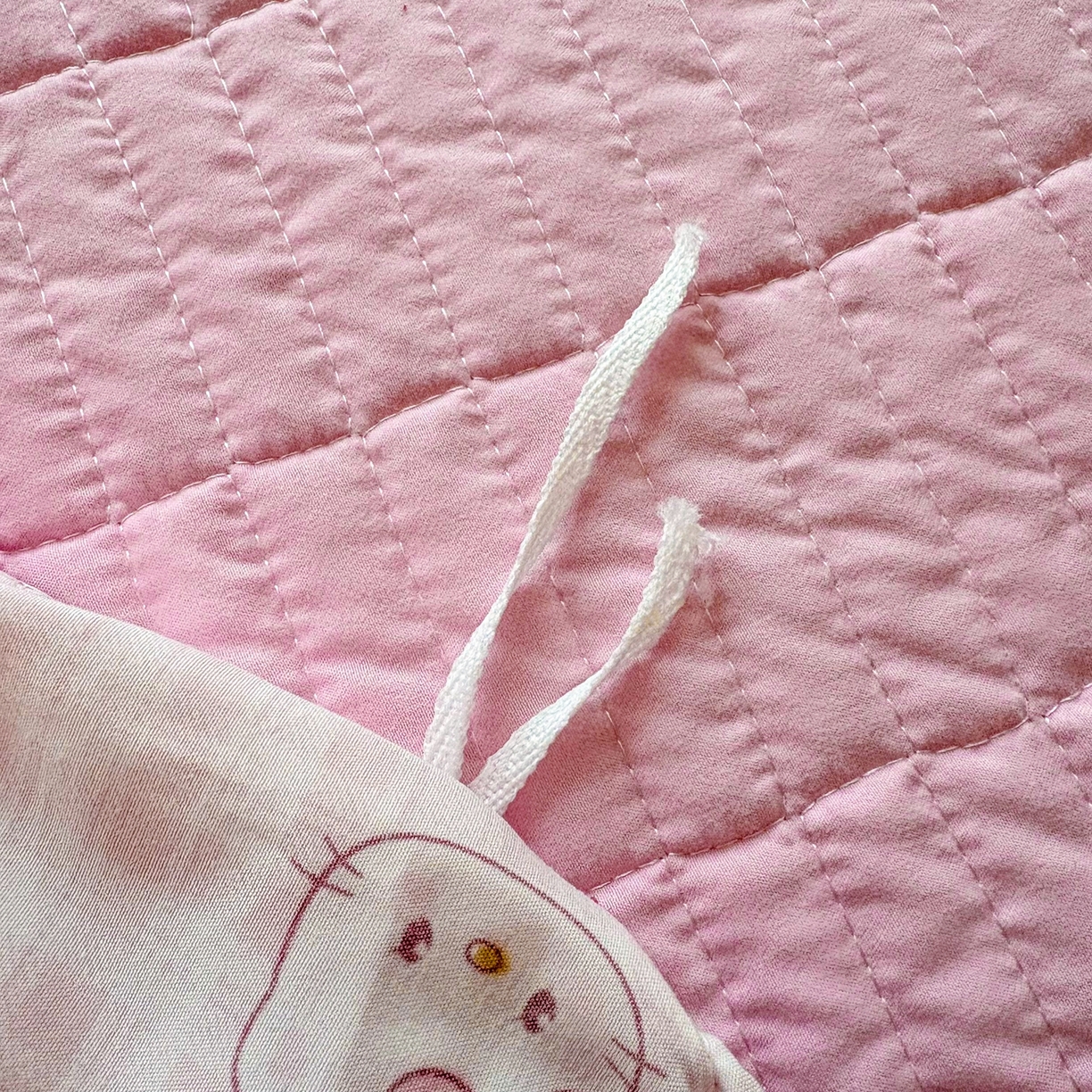 91家纺网 家纺一手货源 找家纺 铠畅 2026春夏新款锦朵系列 韩版水洗棉小清新古棉床单床笠四件套 锦朵 甜梦喵 粉