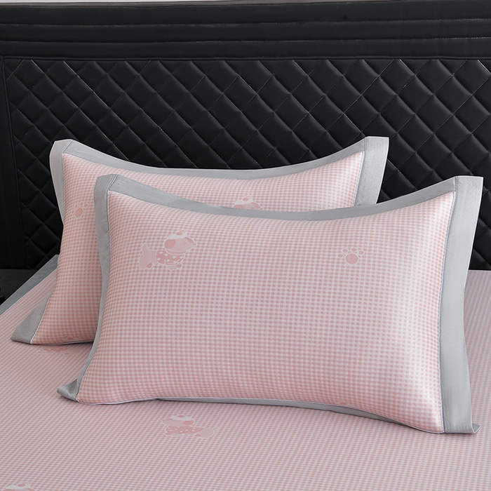 91家纺网 家纺一手货源 找家纺 小牛席业 2026新款【实拍风格】双PE高凉感-腊肠狗格纹提花冰丝席凉席竹席藤席冰藤席乳胶席豆豆席 粉色