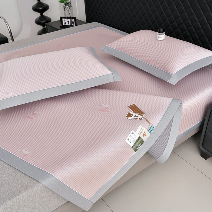 91家纺网 家纺一手货源 找家纺 小牛席业 2026新款【实拍风格】双PE高凉感-腊肠狗格纹提花冰丝席凉席竹席藤席冰藤席乳胶席豆豆席 粉色