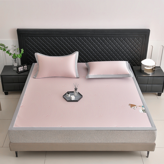 91家纺网 家纺一手货源 找家纺 小牛席业 2026新款【实拍风格】双PE高凉感-腊肠狗格纹提花冰丝席凉席竹席藤席冰藤席乳胶席豆豆席 粉色